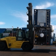 Tank Services Pernis (TSP) neemt 2 nieuwe Hyster containerheftrucks in gebruik.